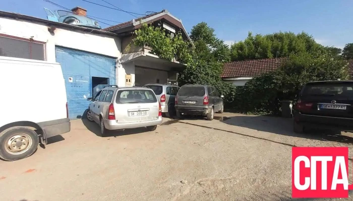 Autolaker lama - Skopje 1000