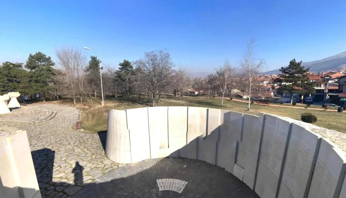 Spomenik Mogila Na Nepobedenite Ulichen Prikaz I 360deg - Прилеп